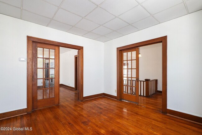 Building Photo - 52 Forest Ave