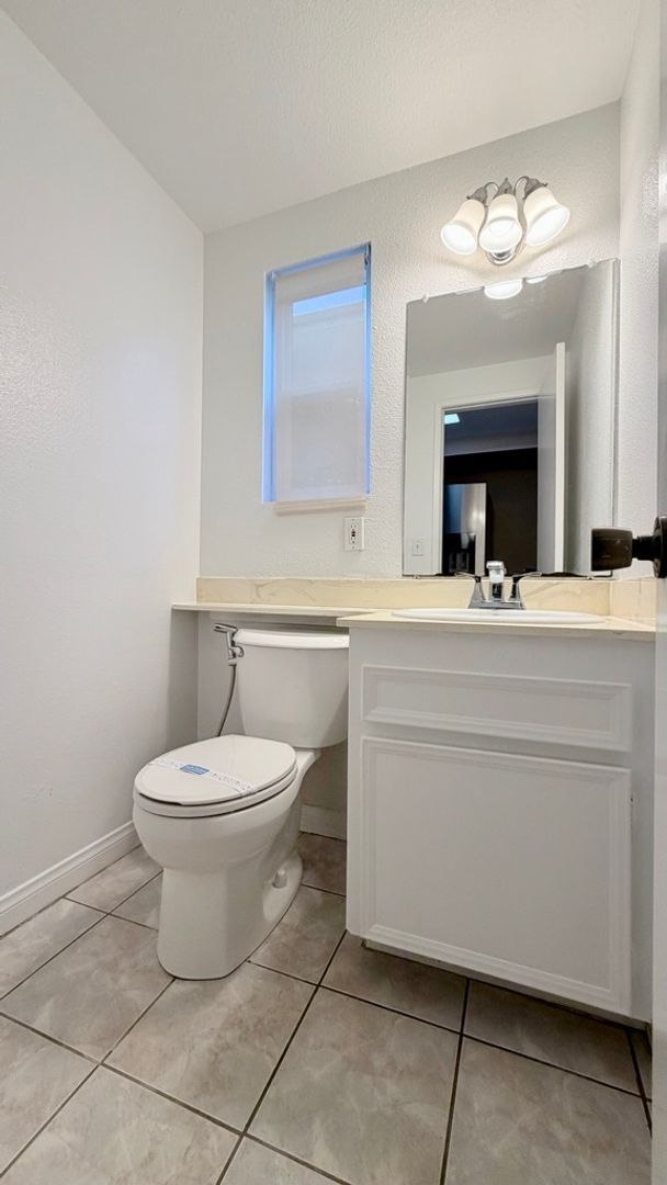 Building Photo - Charming 2 Bed / 1.5 Bath Townhome in the Heart of University Heights – Gated Community with Assi...