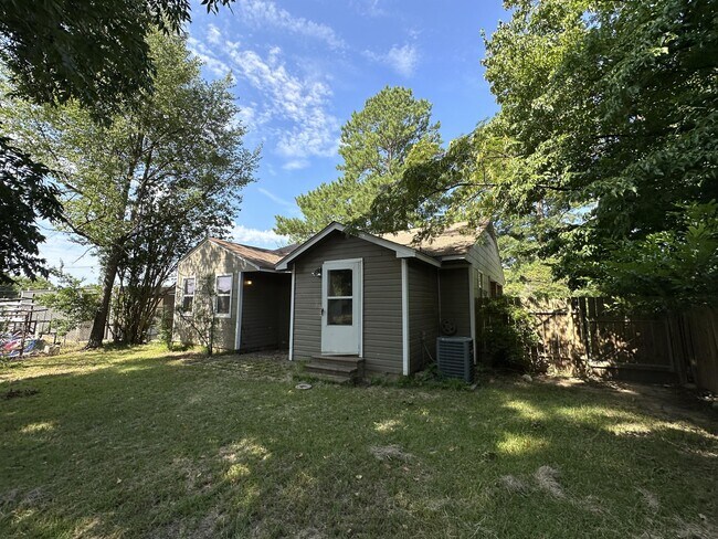 Building Photo - 208 N Bowie St
