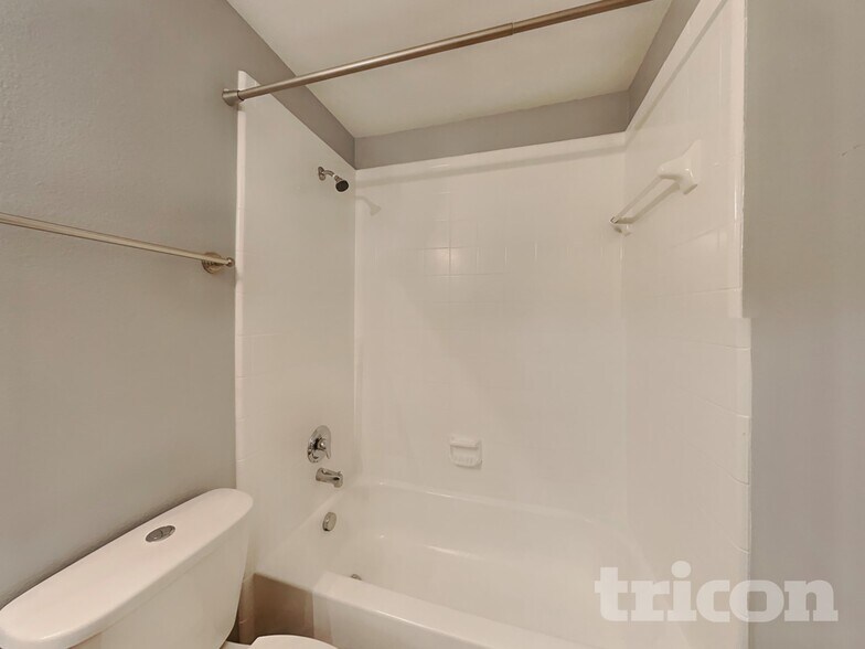 Building Photo - 2057 Wildwood Dr