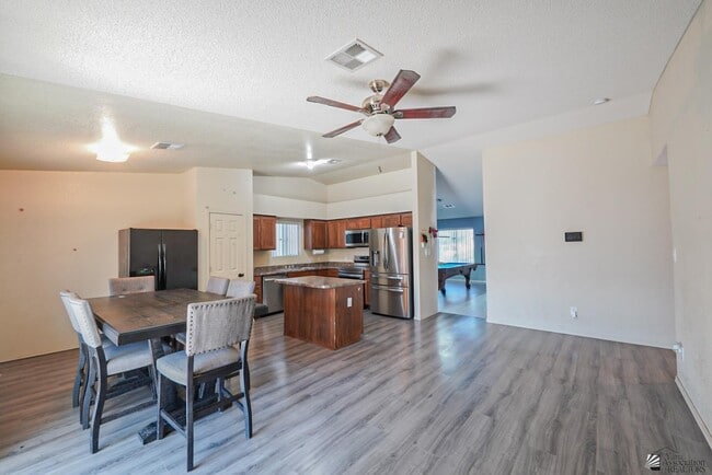 Building Photo - 643 13th St