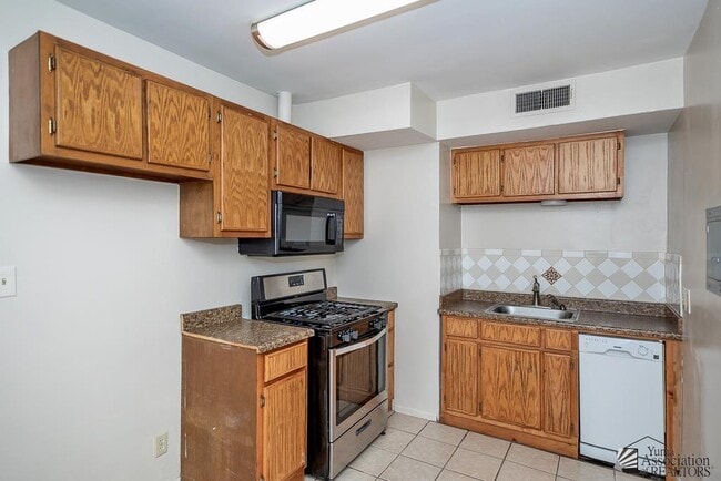 Building Photo - 880 W 22nd St