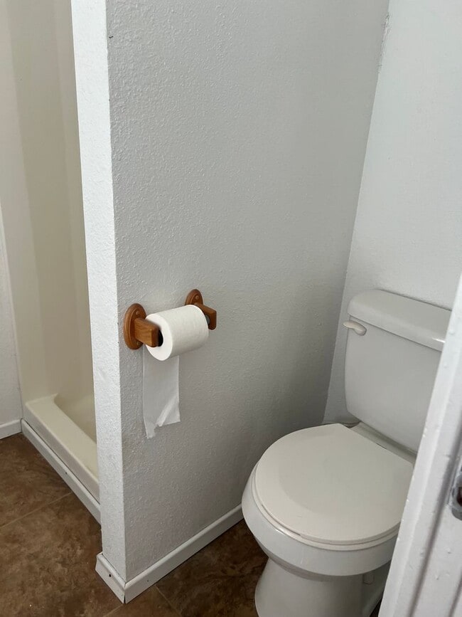 Building Photo - Beautiful 2 bedroom home with large detatched garage