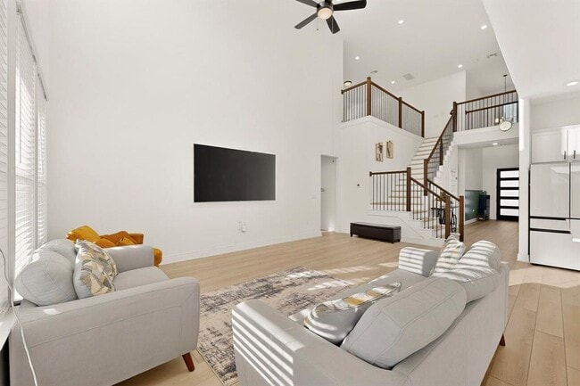 Building Photo - 2121 Lolo Ln