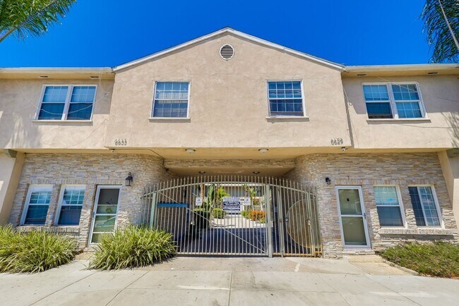 Building Photo - 6633 S Crenshaw Blvd