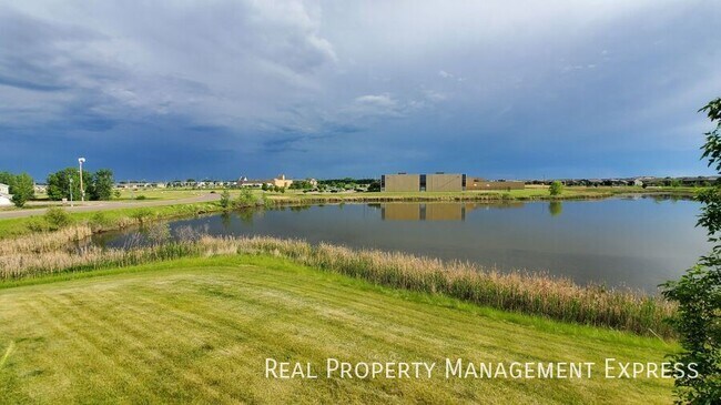 Building Photo - 2 Bed 2 Bath Townhouse with a View in West...