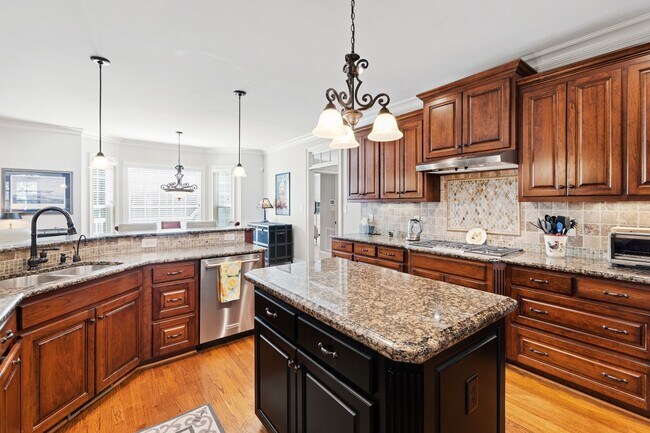 Building Photo - Elegant 5 bedroom home in Bedford!