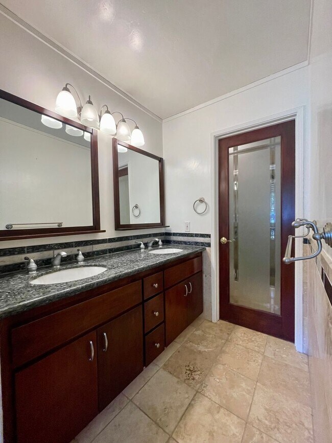 Building Photo - 3 bedroom 2 1/2 bath Townhome with Office ...