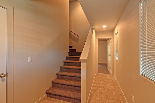 Building Photo - Luxury 4 Bdrm Townhome - Dual Primary Suites!
