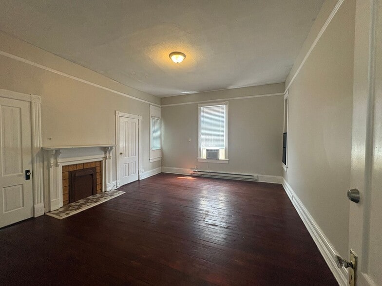 Building Photo - 883 Mulberry St