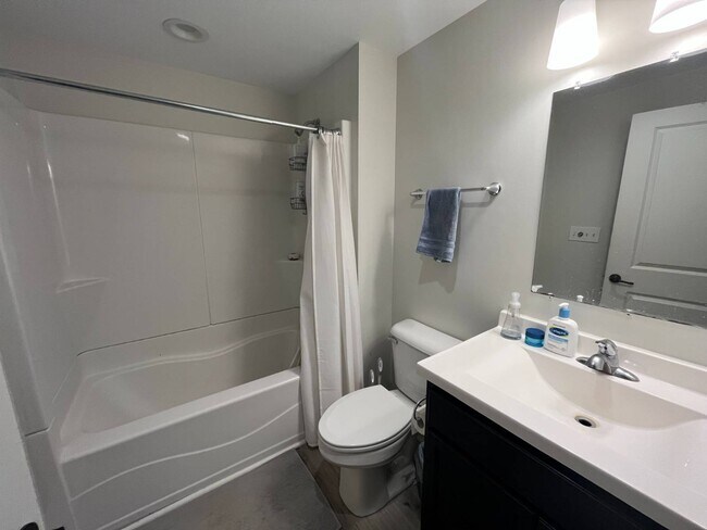 Building Photo - 487 Nott St