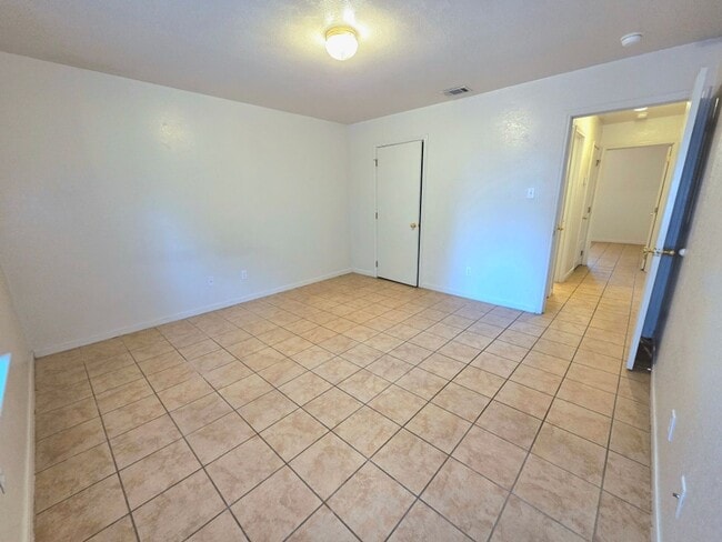Building Photo - AVAILABLE NOW! (SECTION 8 ACCEPTED)