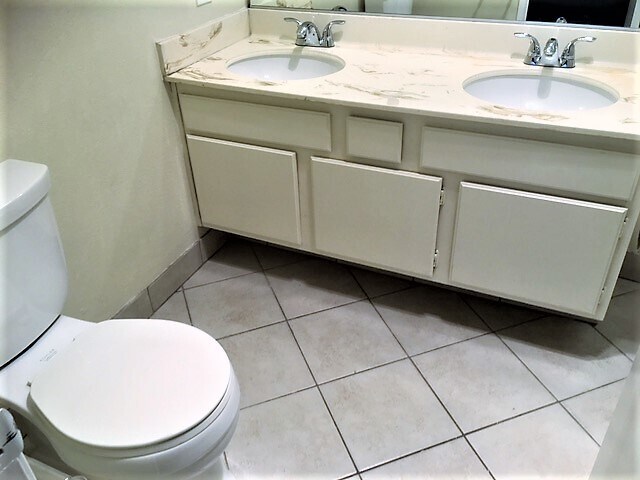 Building Photo - Great location! 2 bed 2 bath Simi Valley condo!