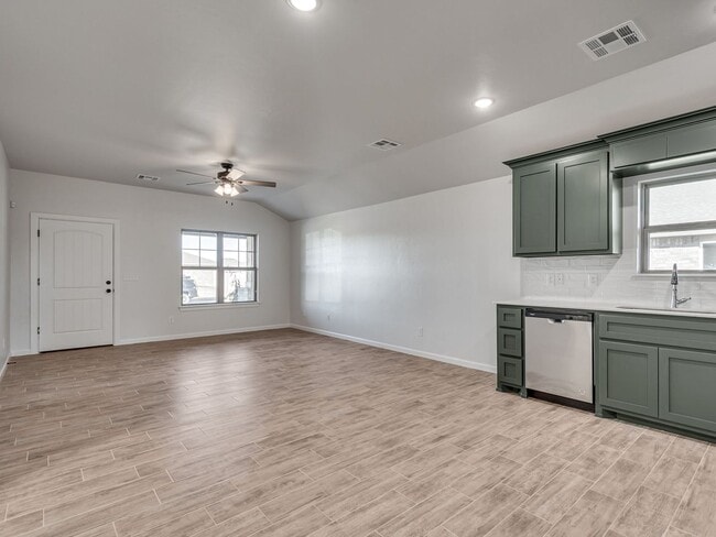 Building Photo - Newer Home in Washington under $1,500!