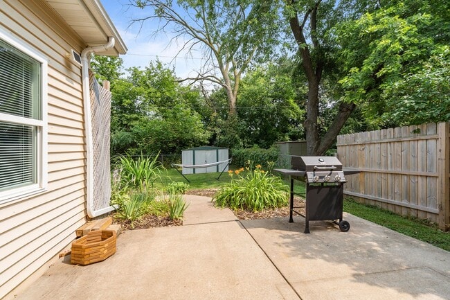 Building Photo - UPDATED 3 BR/1 BATH CENTRALLY LOCATED IN GREEN BAY