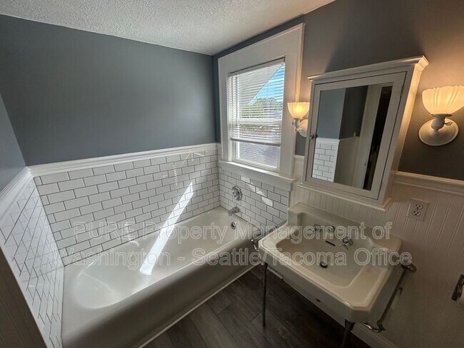 Building Photo - 208 N Washington Ave