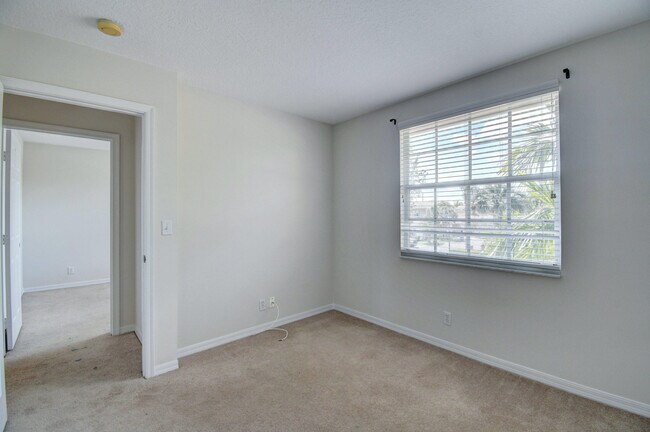 Building Photo - 6414 Park Lake Cir