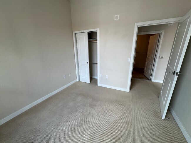 Building Photo - Modern 1-Bedroom Condo in the historic Gar...