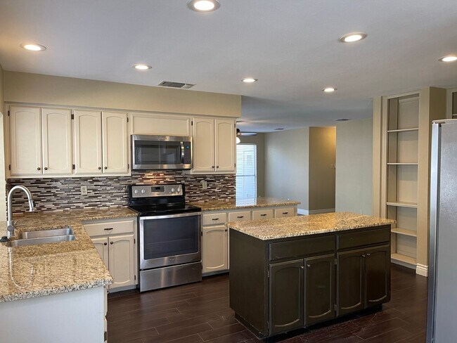 Building Photo - 13731 Oak Pebble
