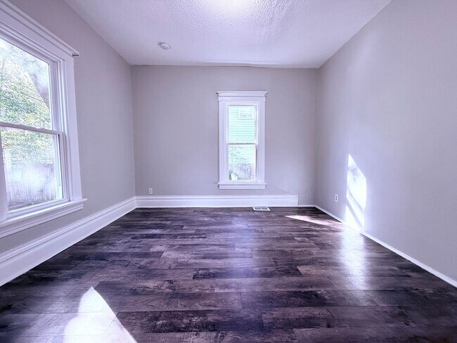 Building Photo - 3-Bed House in Waterloo