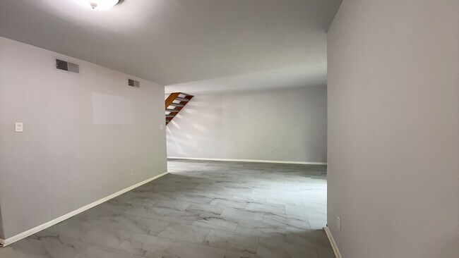 Building Photo - Spacious 3-Bedroom Norfolk Townhome with In-Unit Laundry and Fenced Outdoor Space