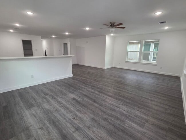 Building Photo - Stunning Duplex with Garage & Modern Finishes