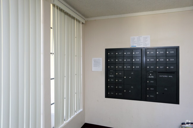 Mail Center - Holliston Apartments - Pasadena, CA