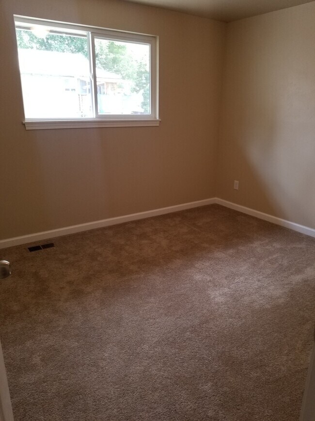 Building Photo - Spacious & Updated 3 bedrooms +large rec room 2 baths, landscaped