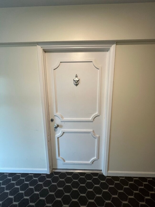 Building Photo - 2 Bed 1.5 Bath Condo Downtown Bellevue