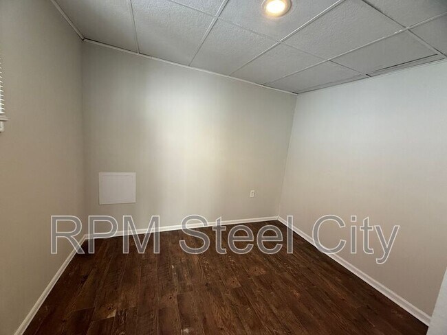 Building Photo - 927 E 1st St