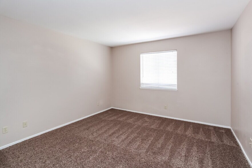 Building Photo - 7512 Hickory Hills Dr