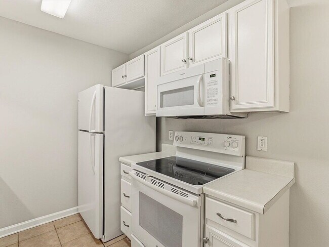 Building Photo - 3-bedroom 3-bathroom condo off Tharpe, washer/dryer, Dishwasher, Pool!
