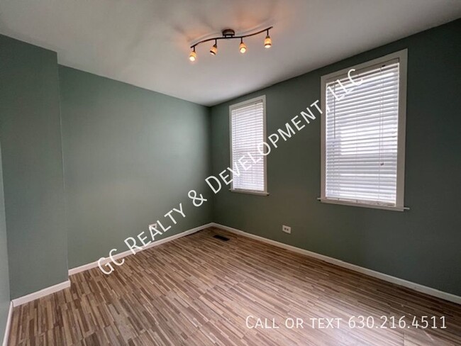 Building Photo - ***RIVERSIDE 1ST FLOOR UNIT / 2 BDRM - 1 B...