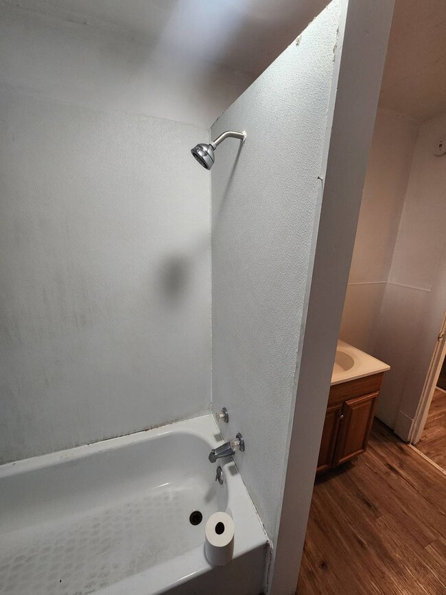 Building Photo - Charming 3-Bedroom Property in Prime Location