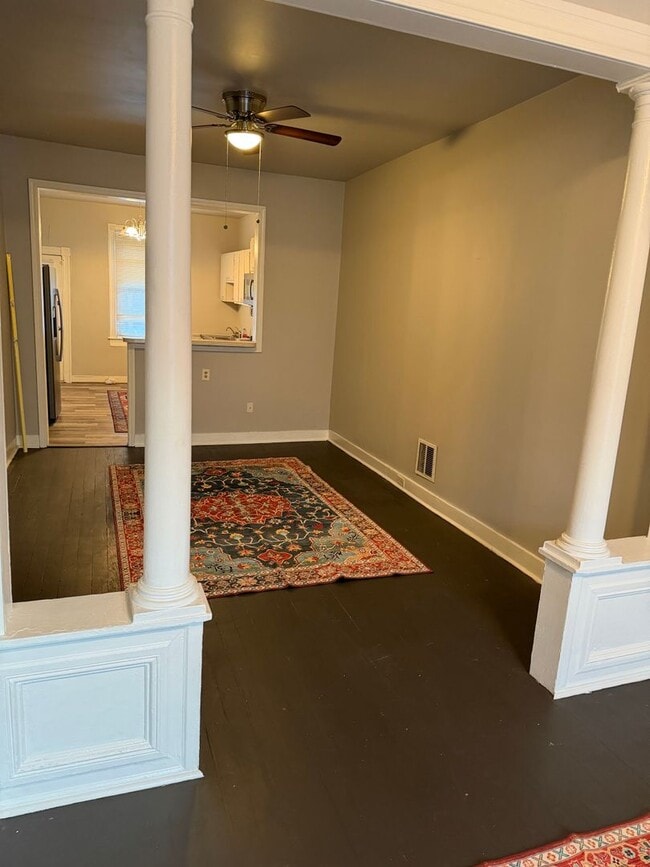Building Photo - Spacious 3 Bedroom Townhome