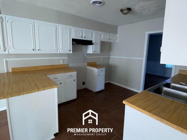 Building Photo - Spacious 4BR/2BA Memphis Home with Den, Fireplace & 2-Car Garage