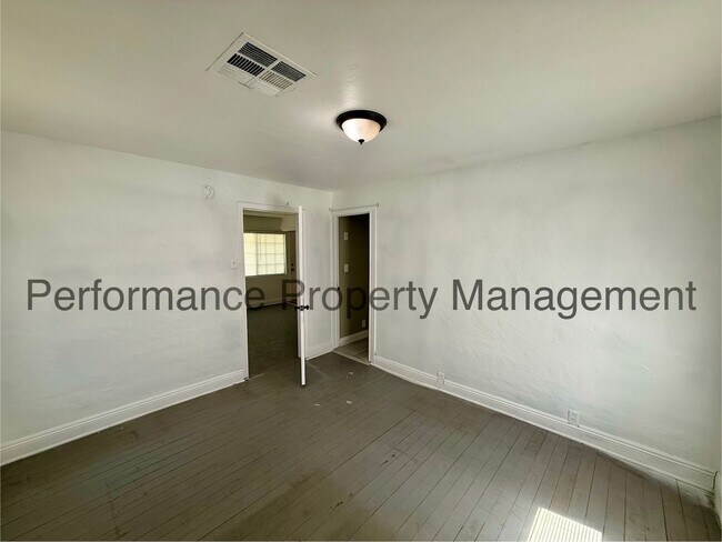 Building Photo - Cozy 3 Bed/2 Bath E Bakersfield Home w/ Solar, RBP & $0 Deposit Option