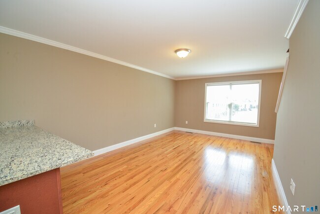 Building Photo - 335-343 Meadowside Rd