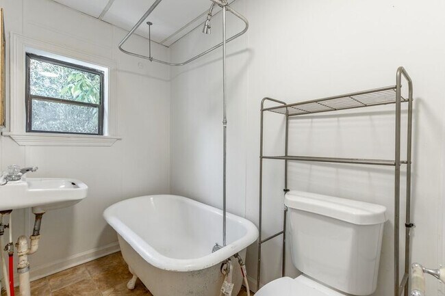 Building Photo - 518 E Manning St