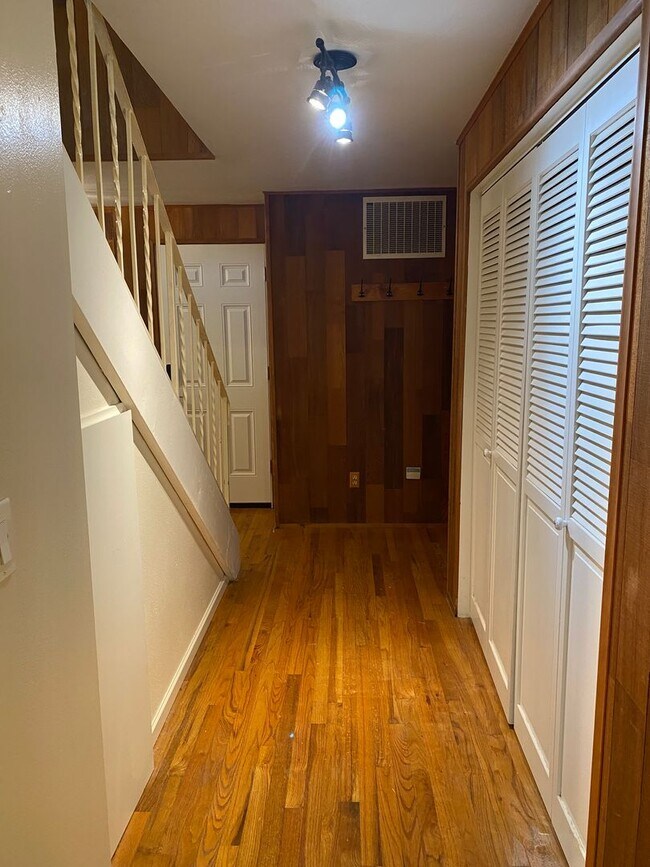 Building Photo - Spacious 4 Bedroom House in South Town!