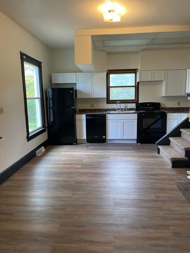 Building Photo - 902 E Kemp Ave