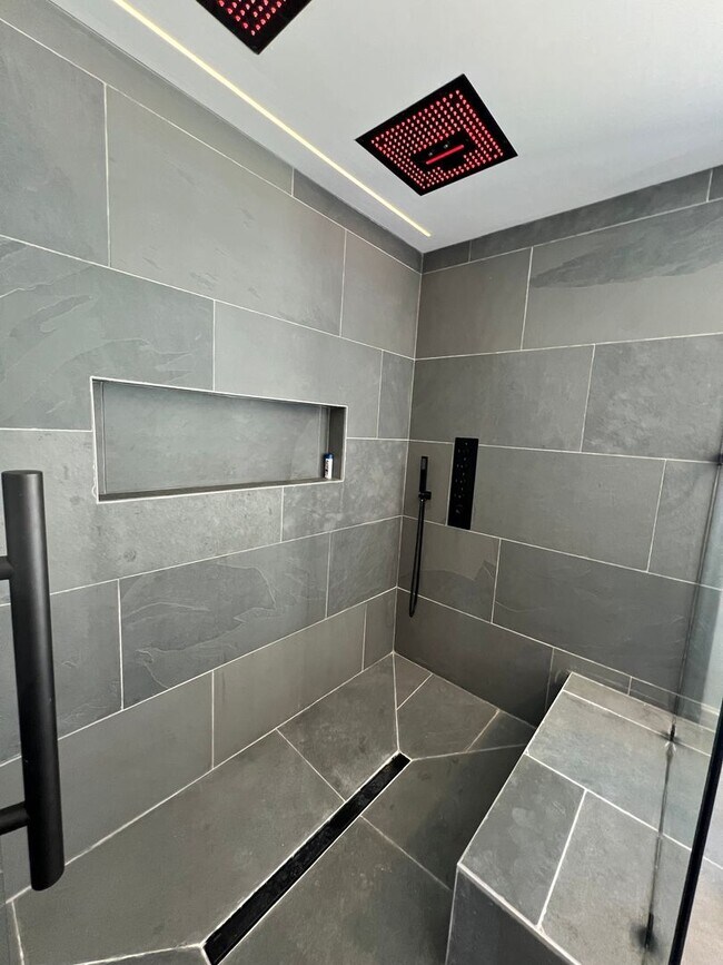 Building Photo - POOL HOME IN SHEFFIELD ESTATES!