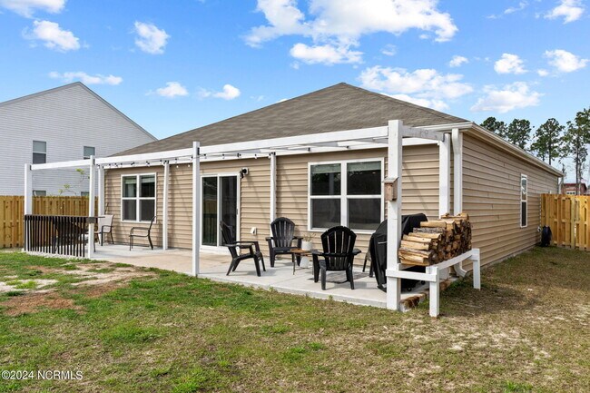 Building Photo - 525 Birdsong Dr