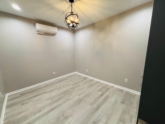Building Photo - 1 Bedroom 1 Bath Apartment  **Newly Renovated Summer 2023**