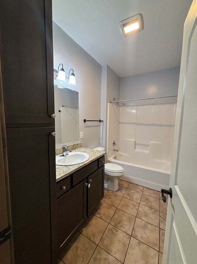 Building Photo - 2 Bedroom 2 Bathroom Condo