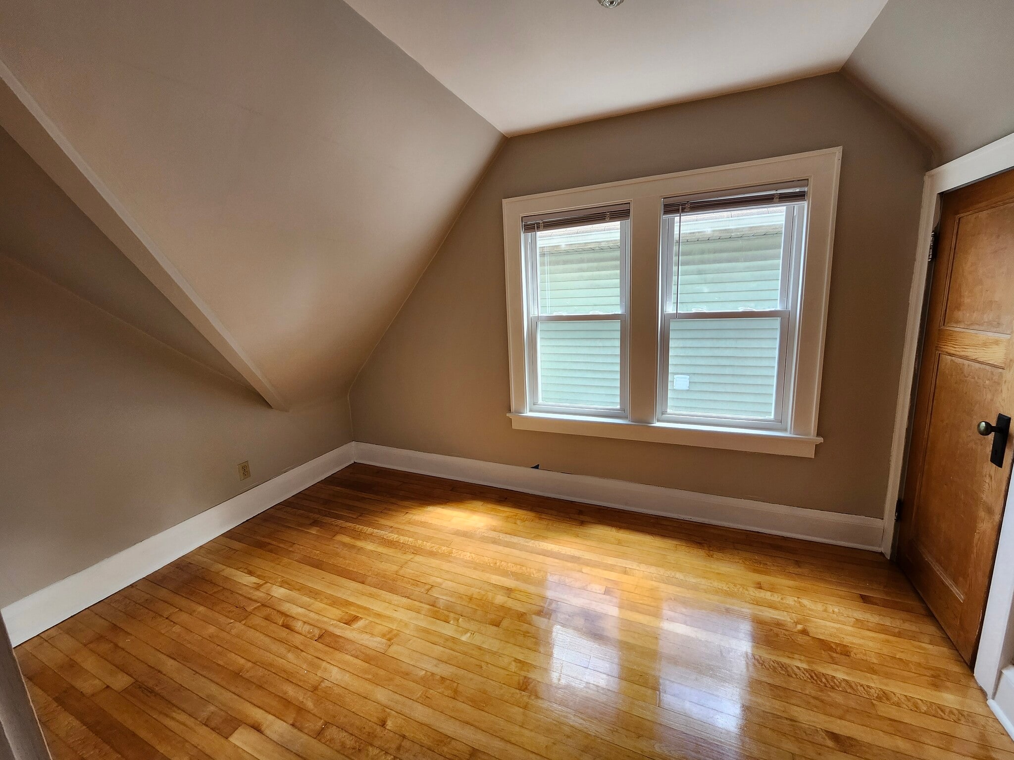 Building Photo - 2564 N Bartlett Ave