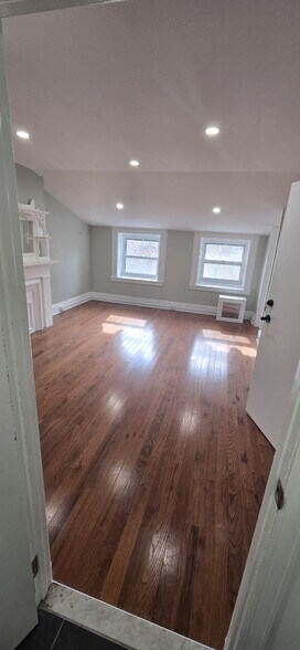 Building Photo - 589 Madison St