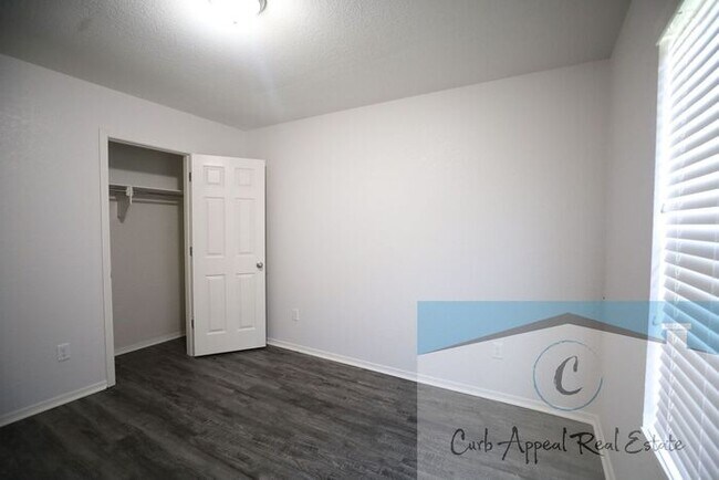 Building Photo - Beautiful 3 bed / 2 bath home with a fence...