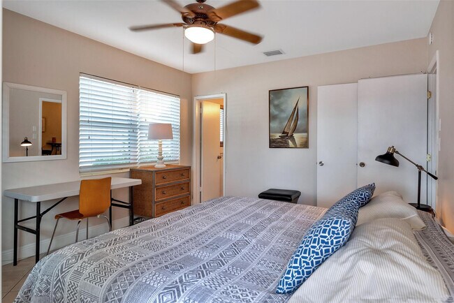 Building Photo - 2109 NE 26th St