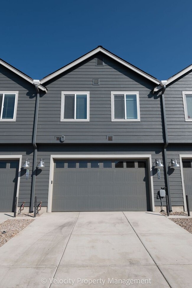 Building Photo - Beautiful New SW Redmond Townhome! Move in...